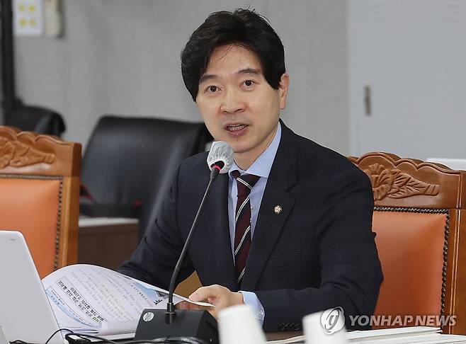 질의하는 박성훈 의원 (부산=연합뉴스) 강선배 기자 = 국민의힘 박성훈 의원이 23일 부산 연제구 부산지방국세청에서 열린 국회 기획재정위원회의 부산지방국세청, 부산본부세관, 부산ㆍ경남지방조달청, 동남지방통계청, 한국은행 부산ㆍ경남ㆍ울산본부 등에 대한 국정감사에서 질의하고 있다. 2024.10.23 sbkang@yna.co.kr