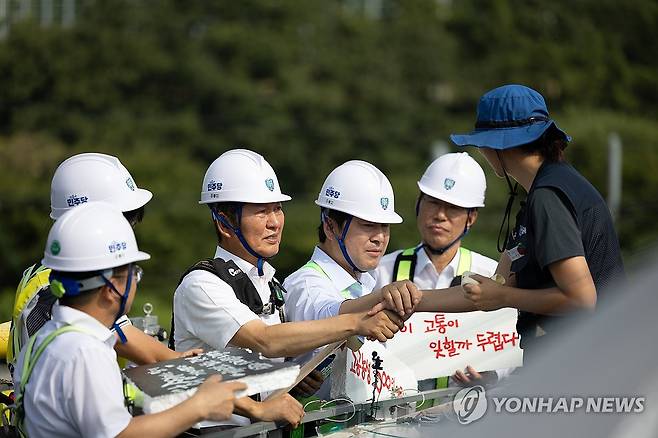 구미 고공농성장 찾은 정청래 (구미=연합뉴스) 28일 경북 구미시 한국옵티칼하이테크 공장에서 박정혜 수석부지회장(금속노조 한국옵티칼하이테크지회)이 고용승계를 요구하며 599일째 고공농성을 이어가는 가운데 더불어민주당 정청래 대표가 현장을 찾아 얘기를 나누고 있다. 2025.8.28 [더불어민주당 제공. 재판매 및 DB금지] mtkht@yna.co.kr