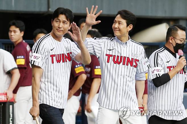 시구·시타에 나선 이정재와 정우성 (서울=연합뉴스) 신현우 기자 = 5일 서울 잠실야구장에서 열린 2022 프로야구 KBO리그 키움 히어로즈와 LG 트윈스의 경기에 앞서 시구와 시타에 나선 배우 이정재와 정우성이 팬들에게 인사하고 있다. 2022.8.5 [공동취재] nowwego@yna.co.kr