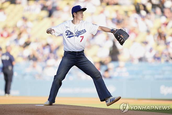 27일(현지시간) LA 다저스 홈경기서 시구하는 손흥민  [AP=연합뉴스. 재판매 및 DB 금지]