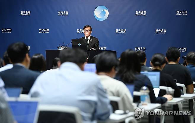 기자간담회 하는 이창용 총재 (서울=연합뉴스) 이창용 한국은행 총재가 28일 서울 중구 한국은행에서 열린 금융통화위원회를 마친 후 기자간담회를 하고 있다. 2025.8.28 [사진공동취재단] photo@yna.co.kr