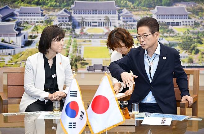 돗토리현 나카하라 미유키 부지사와 이철우 경북도지사 [경북도 제공. 재판매 및 DB 금지]