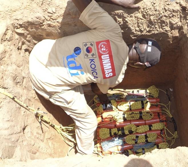 DR콩고서 지뢰 작업 수행 지뢰 제거 사업에 참여한 폭발물 제거 전문가가 이투리주에서 대량 폭발물 처리 작업을 수행하고 있다. [코이카 제공. 재판매 및 DB 금지]