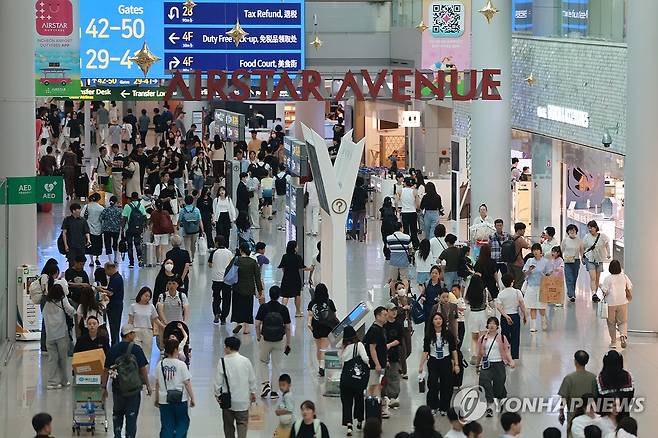 붐비는 인천국제공항 면세 구역 지난달 29일 여름 성수기를 맞은 인천국제공항 제1여객터미널 면세 구역이 승객으로 붐비고 있다.[연합뉴스 자료사진]