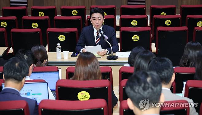 기자간담회 하는 강훈식 비서실장 (서울=연합뉴스) 한상균 기자 = 강훈식 비서실장이 28일 용산 대통령실에서 한미 정상회담 결과 등을 설명하는 기자간담회를 하고 있다. 2025.8.28 xyz@yna.co.kr