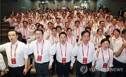국민의힘 국회의원 연찬회 (인천=연합뉴스) 박동주 기자 = 28일 인천국제공항공사 항공교육원에서 열린 2025 국민의힘 국회의원 연찬회에서 장동혁 대표, 송언석 원내대표 등 참석자들이 구호를 외치고 있다. 2025.8.28
pdj6635@yna.co.kr (끝)