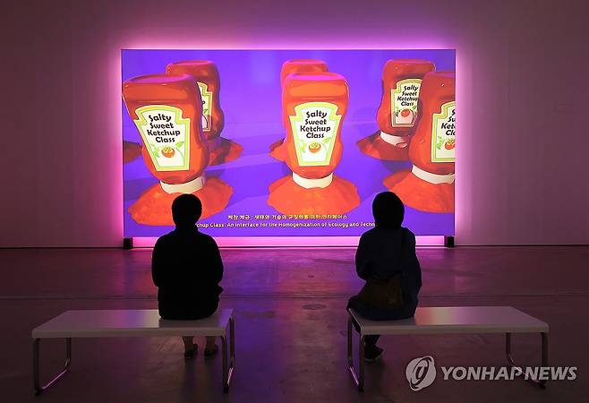 언메이크랩의 '올해의 작가상 2025' 전시 (서울=연합뉴스) 이재희 기자 = 28일 서울 종로구 국립현대미술관 서울관에서 열린 '올해의 작가상 2025' 전시에서 후원작가 언메이크랩 팀이 영상 작품을 보고 있다. 국립현대미술관과 SBS문화재단이 공동주최한 이 전시는 다음 해 2월 1일까지 열린다. 2025.8.28 scape@yna.co.kr