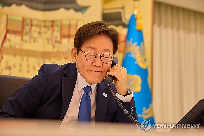 이재명 대통령, 라흐몬 타지키스탄 대통령과 전화 통화 (서울=연합뉴스) 이재명 대통령이 28일 서울 한남동 관저에서 에모말리 라흐몬 타지키스탄 대통령과 전화 통화를 하고 있다. 2025.8.28 [대통령실 제공. 재판매 및 DB 금지] photo@yna.co.kr