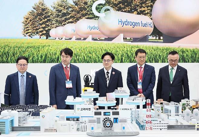 기후산업국제박람회 둘러보는 김정관 산업통상자원부 장관(가운데) [산업통상자원부 제공. 재판매 및 DB 금지]