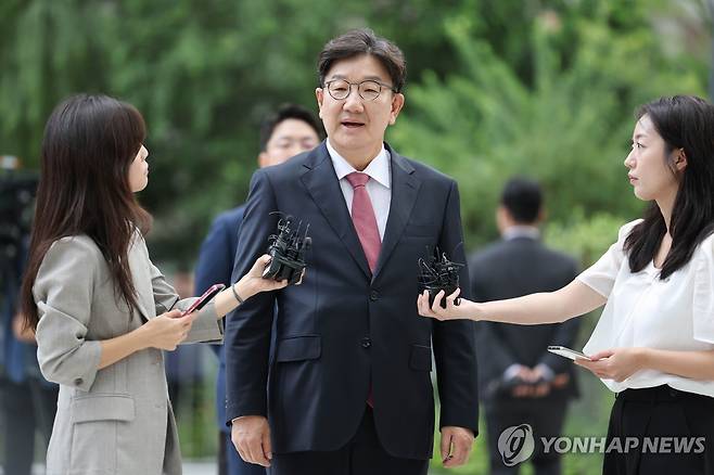 권성동 의원, 특검 출석 (서울=연합뉴스) 임화영 기자 = 통일교 청탁 의혹을 받는 국민의힘 권성동 의원이 27일 서울 종로구 KT광화문빌딩에 마련된 김건희 여사 관련 의혹을 수사하는 민중기 특별검사팀 사무실에 피의자 신분으로 출석, 취재진 질문에 답하고 있다.
    권 의원은 2021∼2024년 통일교 전 세계본부장 윤모 씨(구속기소)로부터 통일교 행사 지원 등을 요청받으며 불법 정치자금 1억원을 수수한 혐의(정치자금법 위반)를 받는다. 2025.8.27 hwayoung7@yna.co.kr