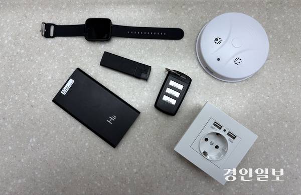 손목시계, 화재 경보기, 라이터, 차키, 보조배터리와 콘센트로 위장한 초소형 카메라. 2025.8.22 /정선아기자 sun@kyeongin.com