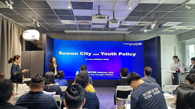 ▲ 하현승 수원시 청년청소년과장이 수원의 청년 정책에 대해 소개하고 있다. /사진제공=열림협동조합