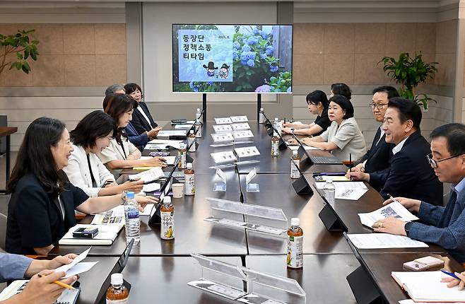 김동근 시장이 8월 27일 '동장단 정책소통 티타임'을 진행하고 있다. 사진=의정부시