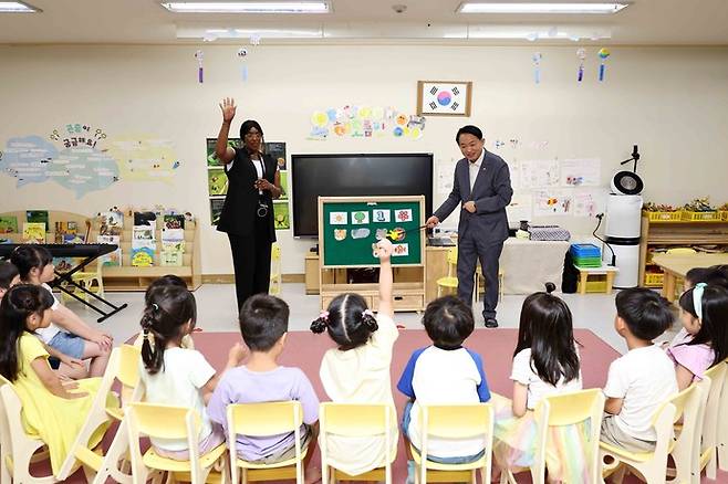 김찬진 동구청장이 지난 26일 관내 재능대학교 부속유치원 해오름반(6세반)에서 진행된 원어민 영어교실 수업 현장을 방문해 강의를 진행하고 있다.사진=인천 동구청