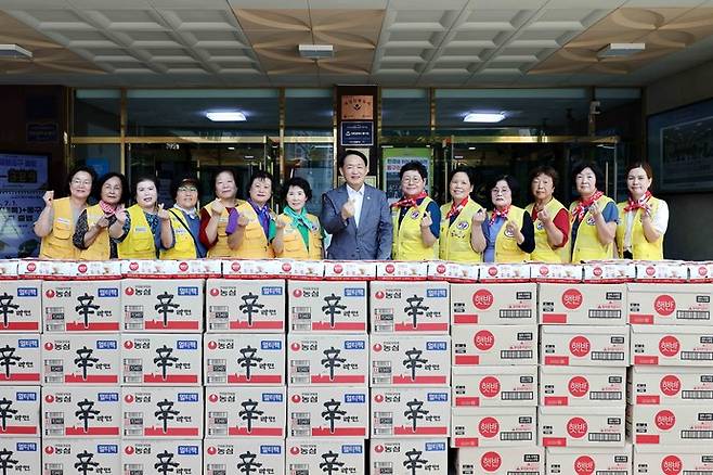 희망풍차 물품 전달식 단체사진=인천동구청