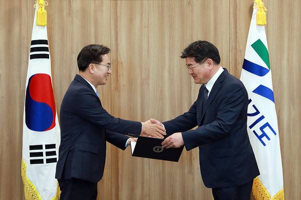 2022년 7월 28일 오전 경기도청 도지사 집무실에서 김동연 경기도지사가 김용진 경기도 경제부지사에게 임용장을 수여하고 있다. [사진=경기도]