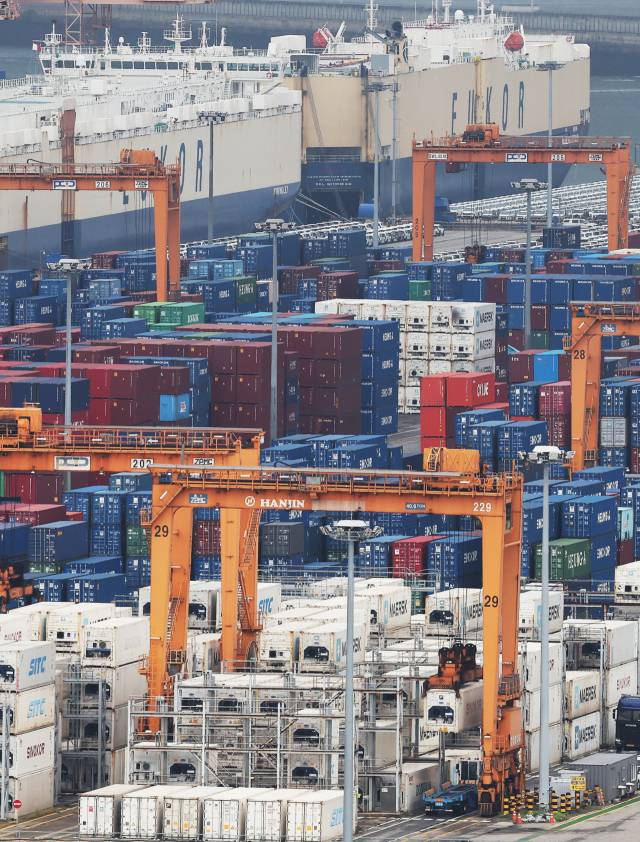 도널드 트럼프 미국 대통령은 25일(현지시간) 한미 양국이 지난달 큰 틀에서 원칙적으로 타결한 무역 합의를 그대로 지키기로 했다고 밝혔다. 앞서 한국은 지난달 30일 3천500억달러 규모의 대미 투자와 1천억달러 상당의 미국산 에너지 구매 등을 조건으로 미국이 한국에 부과한 상호관세율을 기존 25%에서 15%로 낮추는 데 미국과 합의했다. 사진은 26일 경기도 평택항에 컨테이너가 쌓여 있는 모습. 연합뉴스