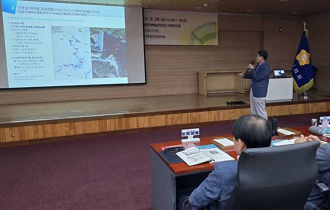 29일 안동문화예술의전당 국제회의장에서 열린 ‘낙동강 상류 중금속 퇴적물 해결을 위한 정책토론회’에서 국립경국대학교 김영훈 교수가 주제발표를 하고 있다.