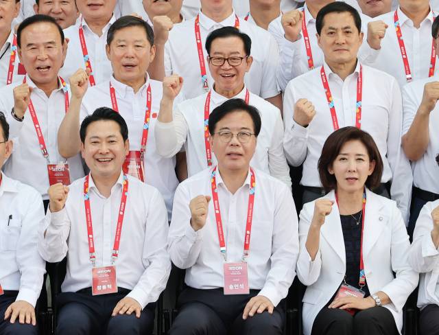 28일 인천국제공항공사 항공교육원에서 열린 2025 국민의힘 국회의원 연찬회에서 장동혁 대표, 송언석 원내대표, 나경원 의원 등 참석자들이 기념촬영을 하고 있다. 연합뉴스