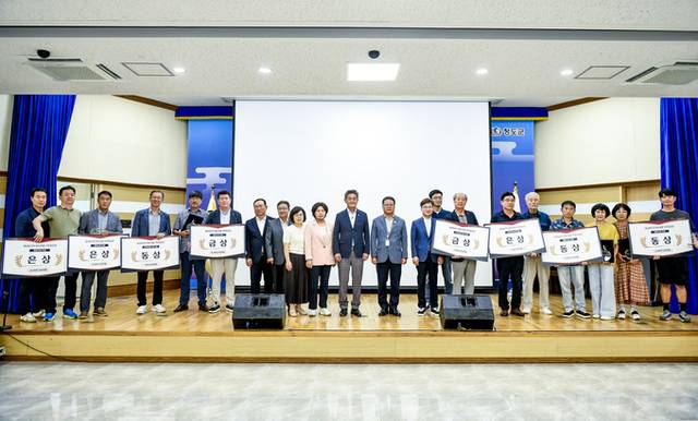 ▲ 29일 청도군청 대회의실에서 '제10회 전국청도관광사진공모전 시상식'이 열렸다. 내빈과 수상자들이 기념촬영을 하고 있다. 장재기 기자