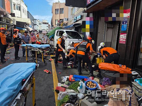 지난 28일 서귀포 매일올레시장 노점으로 1톤 트럭이 돌진하는 사고가 발생했다 (사진=제주소방안전본부)