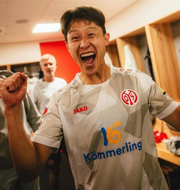 이재성이 챔피언스리그 진출을 확정지은 뒤 라커룸에서 환호하고 있다. (사진=마인츠 SNS)