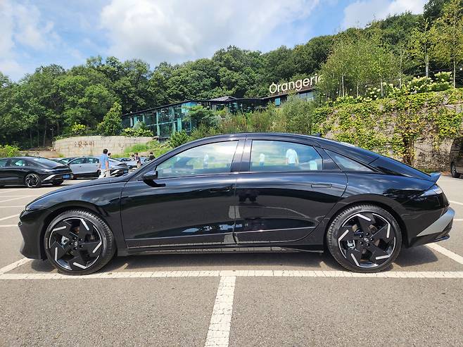 더뉴아이오닉6 측면./사진=도다솔 기자