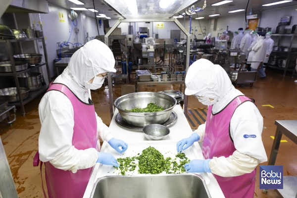 노경아 베베쿡 대표는 "베베쿡은 실제 고객들의 목소리를 제품 개선에 반영해왔고, 이는 베베쿡에게 언제나 가장 큰 영감이자 원동력"이라고 말했다. 사진은 공장견학 모습. ⓒ베이비뉴스