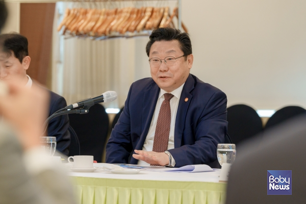 저출산고령사회위원회 주형환 부위원장은 29일 대한상공회의소에서 열린 제16회 한국 아동패널 및 제3회 한국 영유아 교육·보육 패널 공동학술대회에 참석해, 데이터 기반 인구 정책 설계의 중요성을 강조했다. ⓒ저출산고령사회위원회