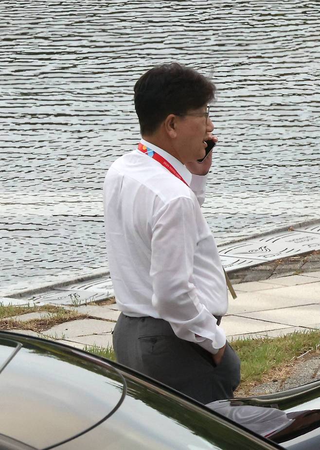 권성동 국민의힘 의원이 28일 오후 인천 중구 인천국제공항공사 항공교육원에서 열린 2025 국민의힘 국회의원 연찬회 참석 도중 교육원 외부로 이동해 통화하고 있다. 사진=뉴시스
