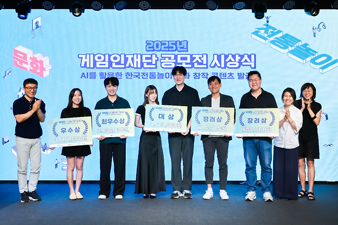 왼쪽부터 한국게임미디어협회 이택수 회장, 수상자 6인, 게임인재단 이나정 이사장, 신지애 사무국장(제공=게임인재단).