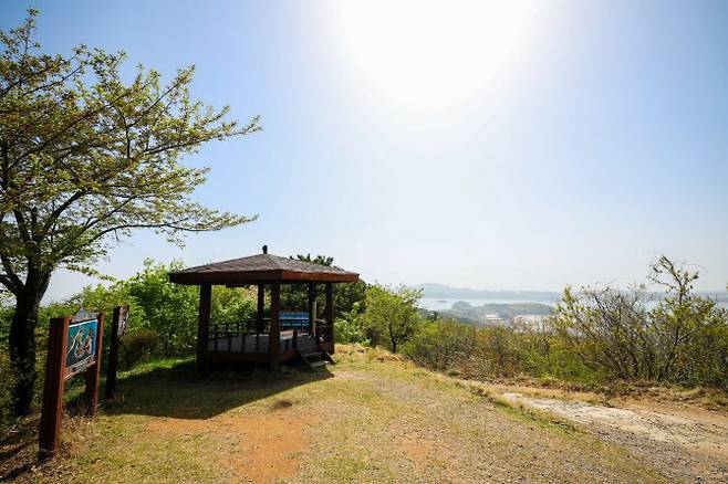 구봉산 정상에 있는 구봉정 (사진=인천관광공사)