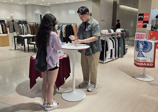 - 마술쇼에 참가한 여성 선생님