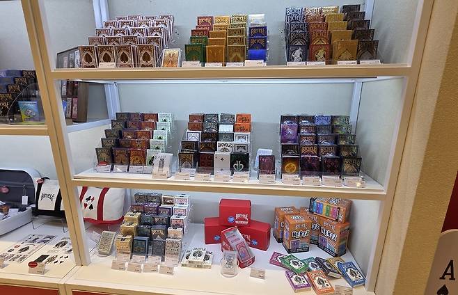 - 블루 아카이브 한정판 카드 외 다른 카드도 비치되어 있다