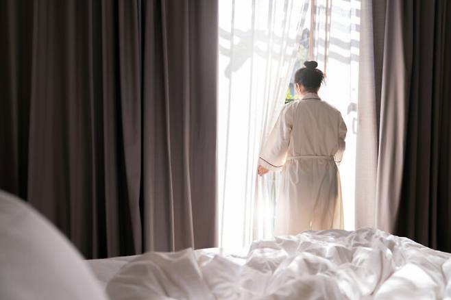 햇빛을 쬐면 비타민 D가 자연적으로 합성된다. 비타민 D는 골다공증 예방뿐 아니라 면역력 향상에도 필수적이다. [사진=게티이미지뱅크]