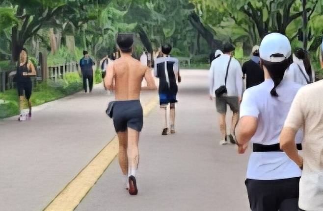 무더운 여름철, 공원과 도로에서 상의를 탈의하고 달리는 러너가 부쩍 늘었다. [사진=필자 촬영]