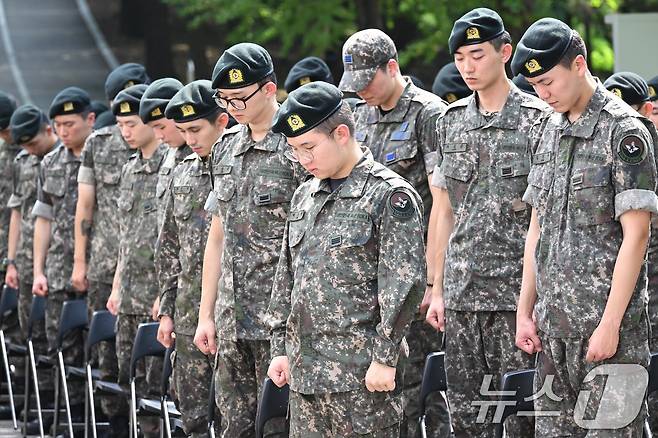 튀르키예 군 유해 인수식에 참석한 국방부유배발굴감식단 장병들이 유해가 담긴 관을 향해 묵념하고 있다. (국방부 제공. 재판매 및 DB 금지) 2025.8.21/뉴스1