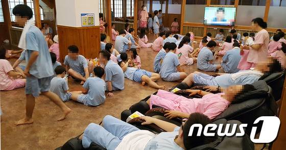 서울 근교의 한 찜질방을 찾은 가족단위 이용객들. <자료사진> ⓒ News1 이종덕 기자