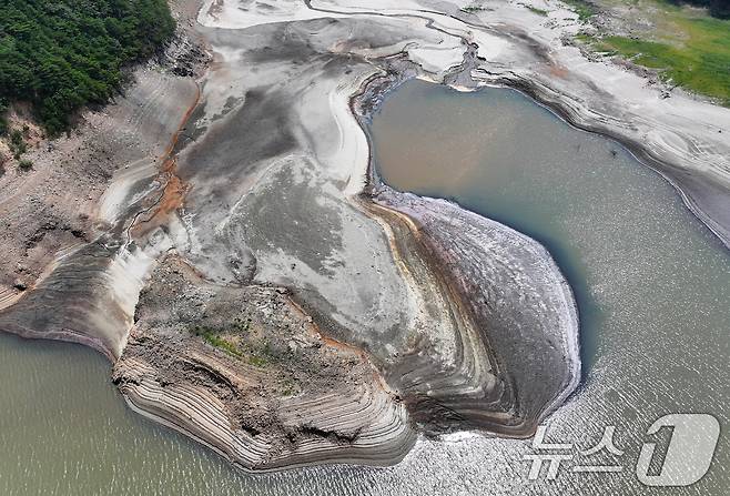 최근 강원 강릉시 주요 상수원인 오봉저수지와 일대 하천의 바닥이 드러나 있다.(뉴스1 DB)ⓒ News1 김성진 기자