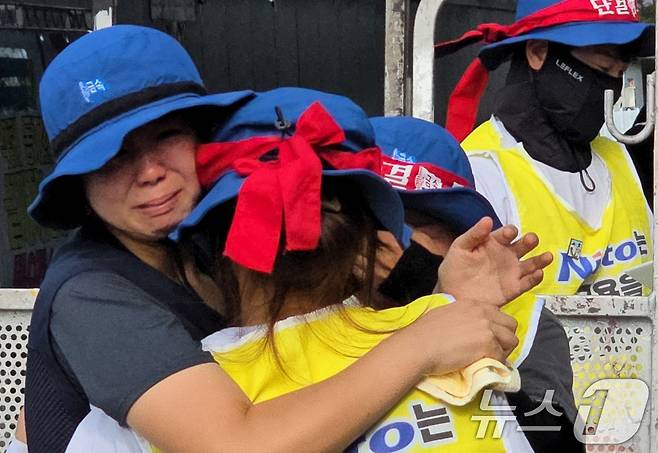 구미 한국옵티칼하이테크 공장 옥상에서 '고용 승계'를 요구하며 농성을 벌이던 박정혜 금속노조 한국옵티칼하이테크지회 수석부지회장이 29일 600일 만에 농성을 풀고 지상으로 내려와 동료와 포옹하고 있다. 2025.8.29/뉴스1 ⓒ News1 정우용 기자
