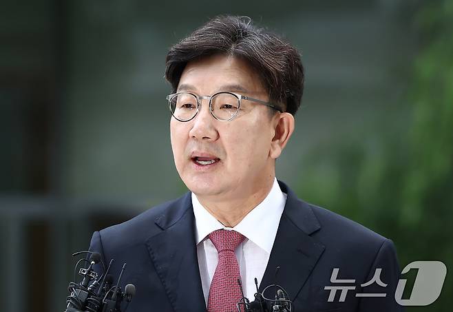 권성동 국민의힘 의원이 김건희 특검팀(특별검사 민중기) 사무실로 통일교 부정 청탁 의혹 관련 조사를 받기 위해 출석하며 취재진 질의에 답변하고 있다. 2025.8.27/뉴스1 ⓒ News1 김민지 기자