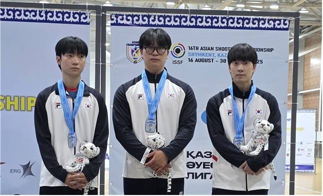 제16회 아시아사격선수권 25m 스탠다드 권총 남자 주니어부 단체전에서 동메달을 목에 건 이원재-문대희-이시우(왼쪽부터). 사진 | 대한사격연맹