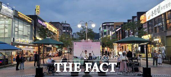 대전 서구는 28일 오는 10월 10일부터 12일까지 샘머리·보라매공원 일원에서 열리는 ‘2025 대전 서구 아트페스티벌’ 마켓 참여자 사전 설명회를 열었다. 사진은 올 상반기 마치광장에서 진행된 힐링 버스킹 현장 모습./대전 서구