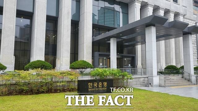 29일 한국은행이 발표한 '올해 2분기 중 주요 기관투자가의 외화증권투자 동향'에 따르면 국내 기관투자자의 외화증권 투자 잔액은 6월 말 기준 4665억3000만달러로 집계됐다. /더팩트 DB