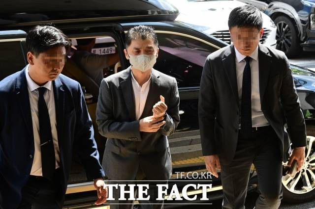 자본시장법 위반 혐의를 받고 있는 김범수 카카오 경영쇄신위원장이 29일 오후 서울 양천구 서울남부지방법원에서 열린 1심 결심공판에 출석하고 있다. 카카오의 창업자인 김범수 위원장은 지난 2023년 2월 SM엔터테인먼트를 인수하는 과정에서 경쟁사인 하이브의 공개매수를 방해하기 위해 원아시아파트너스 등과 공모해 SM엔터 주가를 공개매수인 12만원보다 높게 고정하는 방식으로 시세를 조종한 혐의를 받고 있다./ 남윤호 기자