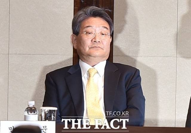 서울중앙지법 형사항소8-2부는 29일 변호사법 위반 혐의로 재판에 넘겨진 민유성 전 산업은행장의 항소심 2차 공판기일을 진행했다. /더팩트 DB