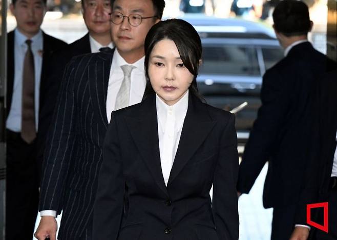 윤석열 전 대통령 부인 김건희 씨가 12일 서울 서초구 서울중앙지법에서 열린 구속 전 피의자 심문(영장실질심사)에 출석하고 있다. 2025.08.12 사진공동취재단