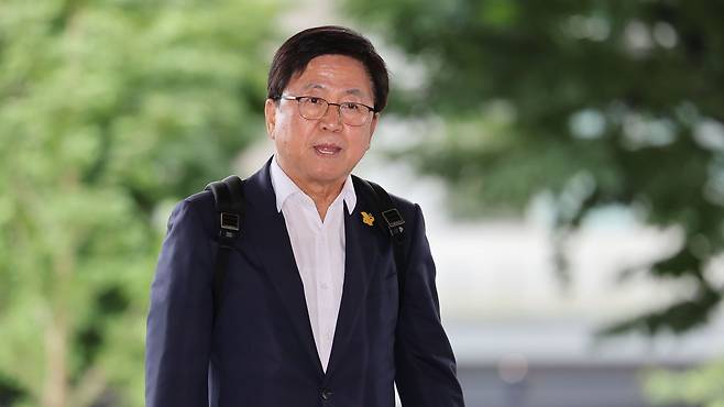 최교진 사회부총리 겸 교육부장관 후보자가 14일 오전 서울 여의도 한국교육시설안전원에 마련된 인사청문회 준비 사무실로 출근하고 있다./뉴시스