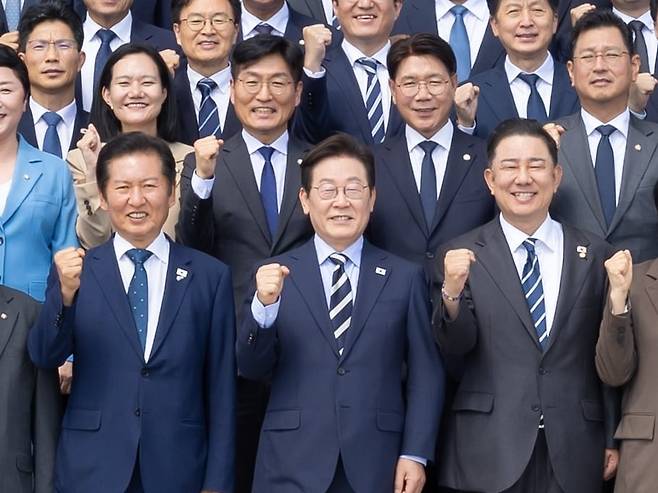 이재명 대통령이 29일 청와대 영빈관에서 열린 더불어민주당 의원 초청 오찬 간담회를 마친 후  의원들과 기념촬영을 하고 있다. 왼쪽은 정청래 대표, 오른쪽은 김병기 원내대표./대통령실