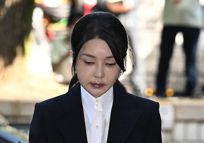윤석열 전 대통령 부인 김건희 여사가 지난 12일 오전 서울 서초구 서울중앙지법에서 열린 자본시장과 금융투자업에 관한 법률 위반 및 정치자금법 위반 혐의 등의 구속 전 피의자 심문(영장실질심사)에 출석하고 있다. /사진공동취재단